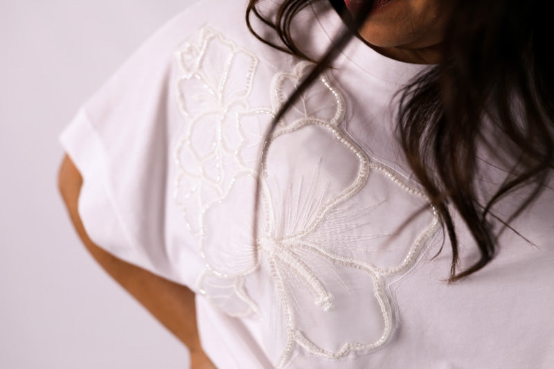 T-Shirt Flor Bordada Blanca