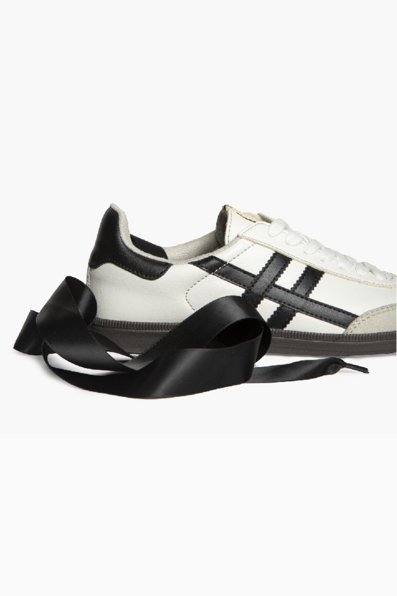 Zapatillas Retro Negro y Blanco - CORINA