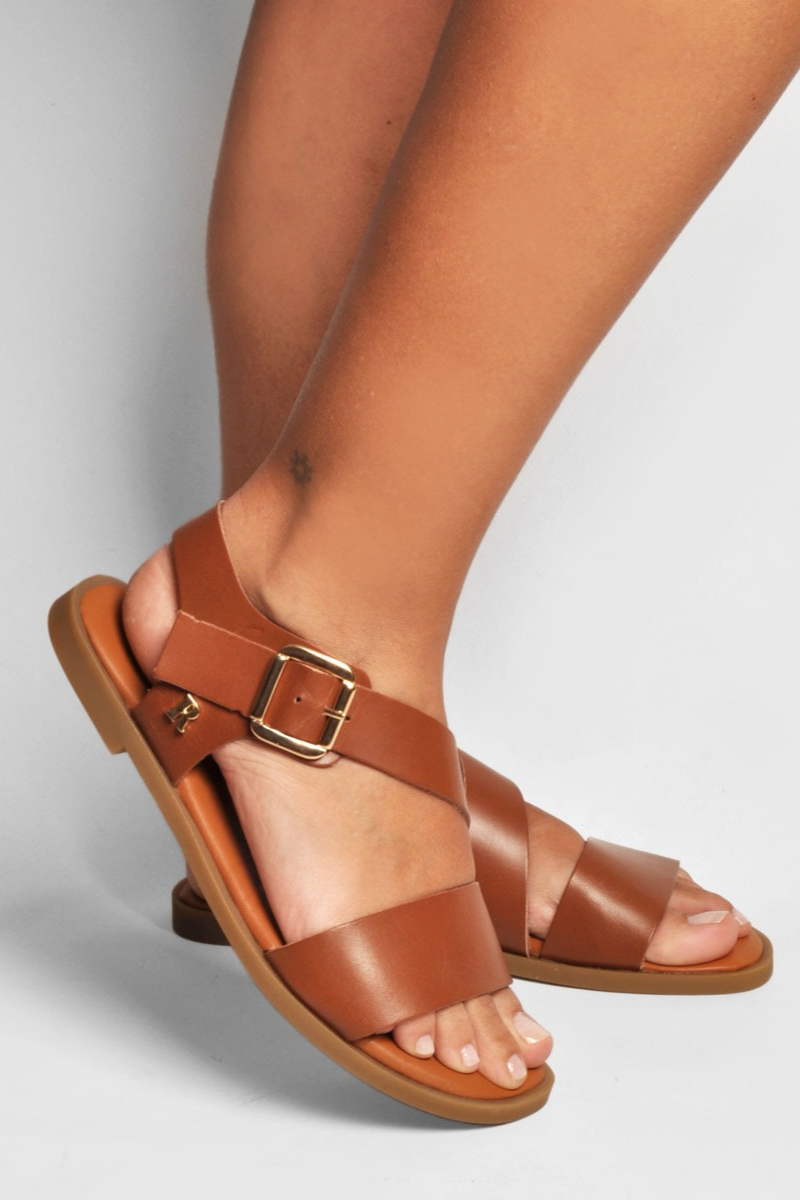 Sandália Rasa Pele Camel com Fivela - RUIKA