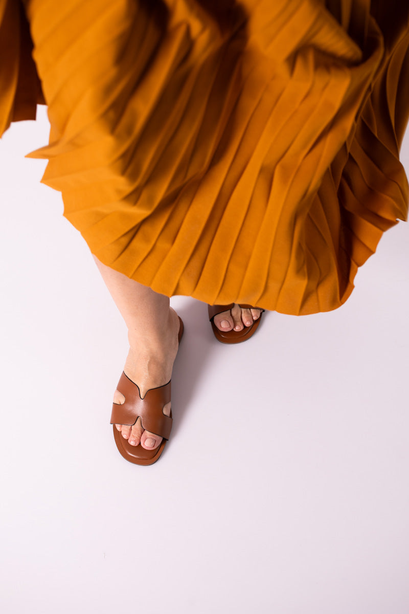 Sandália Rasa Camel - CORINA