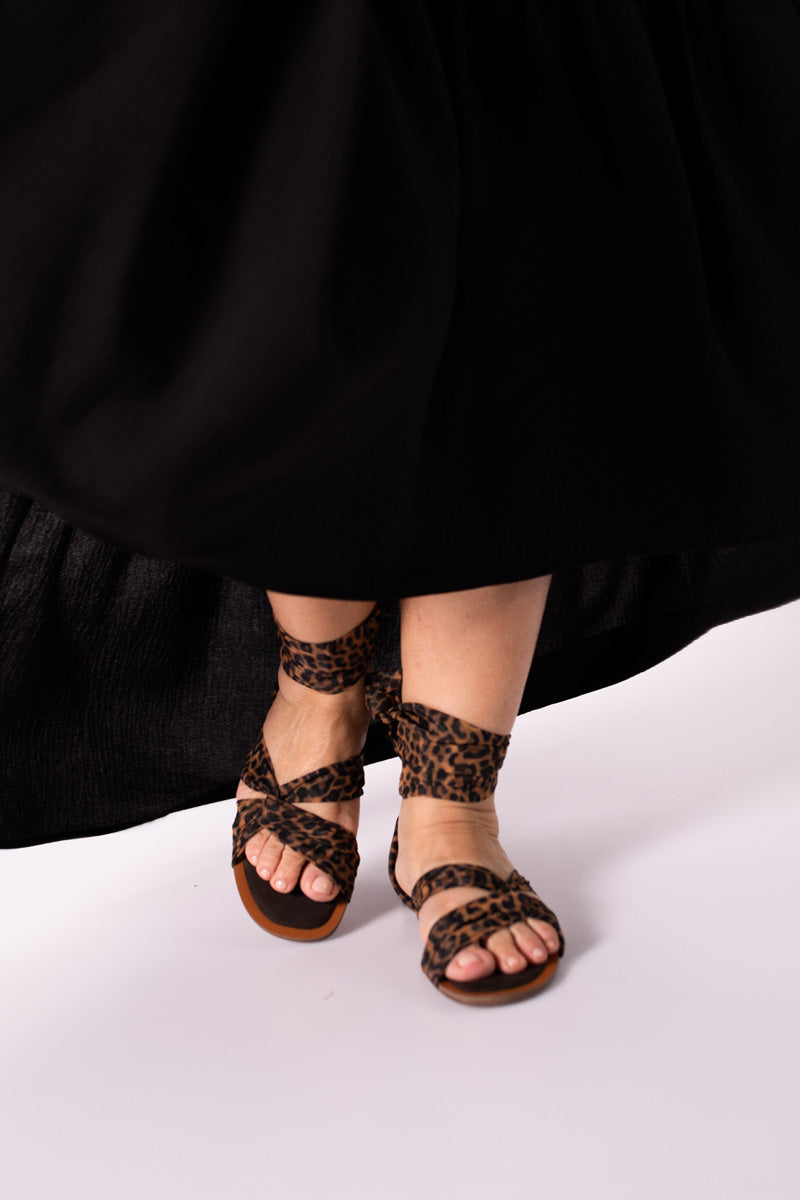 Sandália Rasa com tiras Leopardo - CORINA